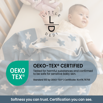 Little Dedi Bebek Battaniyesi 30x40 – Yumuşak, Çift Taraflı Akrilik Örgü Battaniye – Fiyonklu – Oeko-TEX Sertifikalı – Yıldızlar - Duman Mavisi/Bej